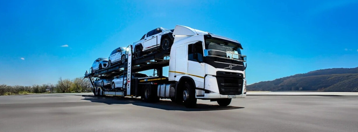 Camion à plateau fermé pour la livraison de véhicules