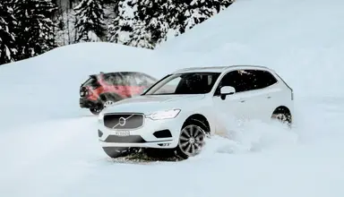 Personne souriante avec les clés de sa nouvelle voiture