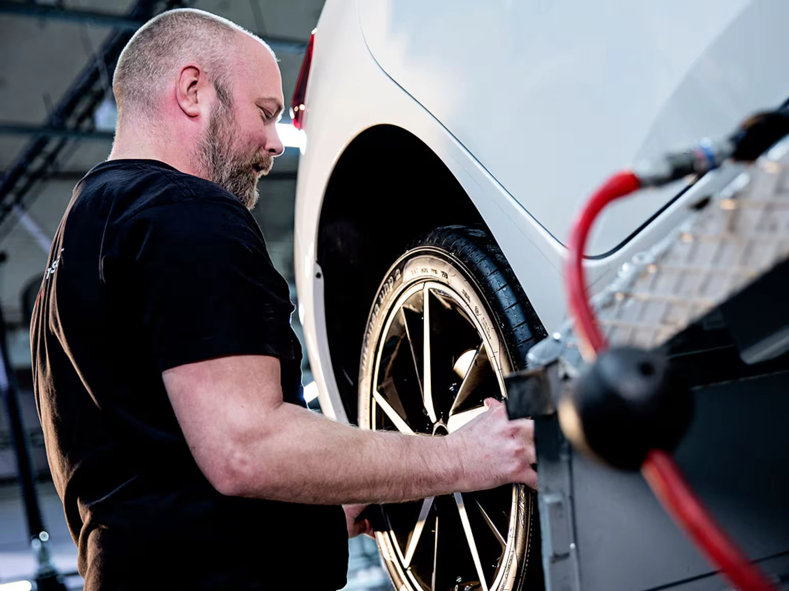 Expert inspectant un véhicule